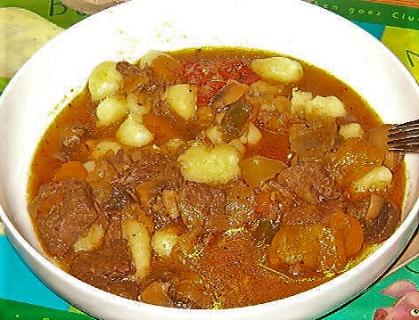 Datei:Gulasch Gnocchi.jpg