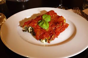 Cannelloni mit Spinat-Schafskäse-Walnussfüllung in Tomatensauce