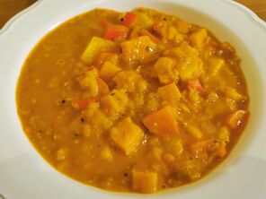 Süßkartoffelcurry mit roten Linsen