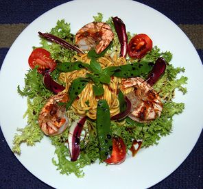 Nudelsalat mit Zuckerschoten und gebratenen Scampi