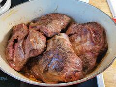 Das Fleisch kommt wieder auf das Gemüse und wird etwa 4 Stunden sanft geschmort…