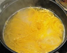 Die Spaghetti kochen sprudelnd ohne Öl