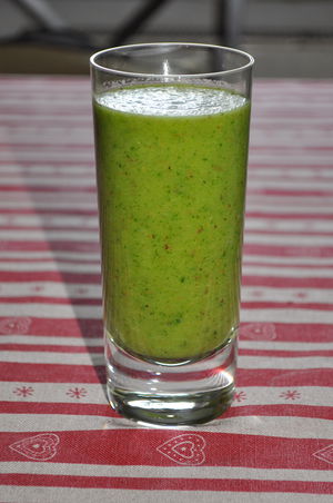 Grüner Smoothie mit Grünkohl, Kiwi und Apfel