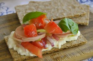 Fleischsalat zu Knäckebrot