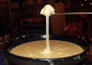 Käsefondue mit Emmentaler und Greyerzer