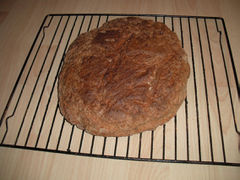 Das fertig gebackene noch heiße, bereits mit Wasser abgepinselte Brot zum Auskühlen.