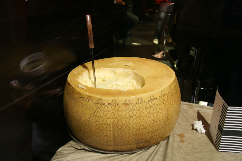 Datei:Grana Padano-Carved-1.jpg