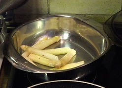 Den Spargel kurz kochen und