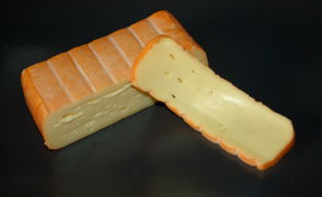 Den Limburger in Scheiben schneiden und