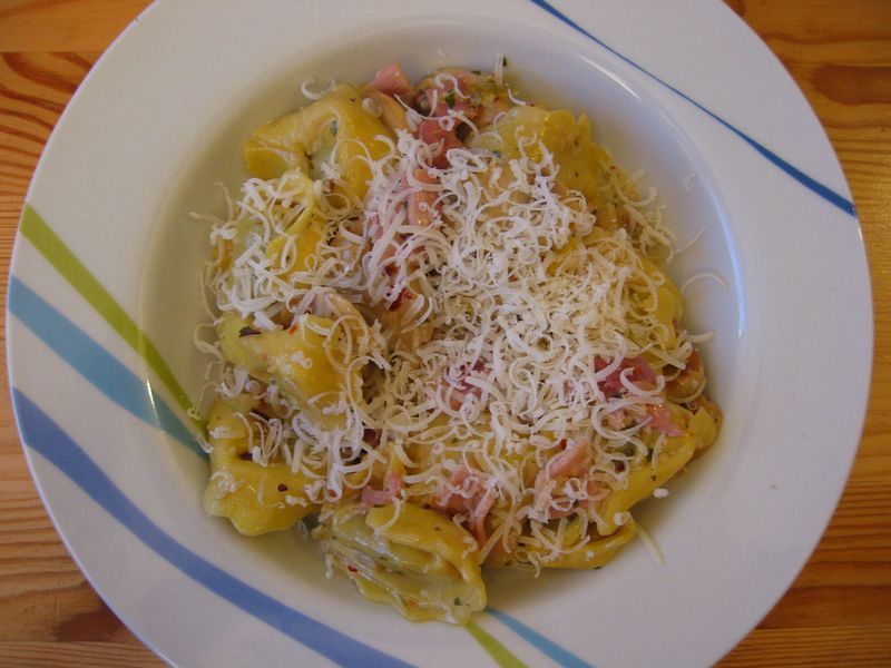 Datei:Tortellini mit Champignon-Sahnesauce 1.jpg