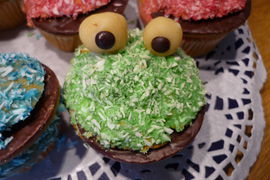 …als auch die Augen an den Muffins befestigen.