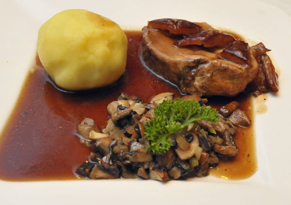 Knuspriger Schweinebraten mit Kartoffelknödeln und Biersauce – Koch-Wiki