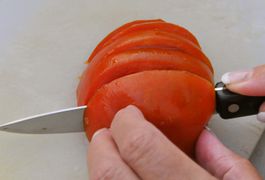 Tomaten in Scheiben schneiden