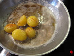 Gekochte Kartoffeln in Butter anbraten