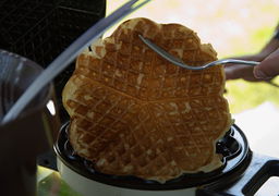 Die fertig gebackenen Waffeln aus dem Waffeleisen lösen …