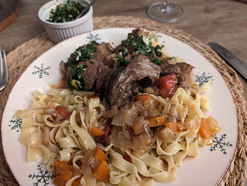 Datei:Ossobuco mit Bandnudeln und Gremolata.jpg