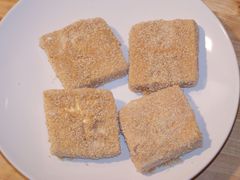 Den fertig panierten Tofu