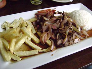 Lomo saltado (peruanisches Rindfleisch-Pfannengericht)