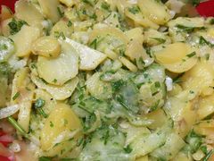 Schwaebischer Kartoffelsalat mit Gurken.jpg