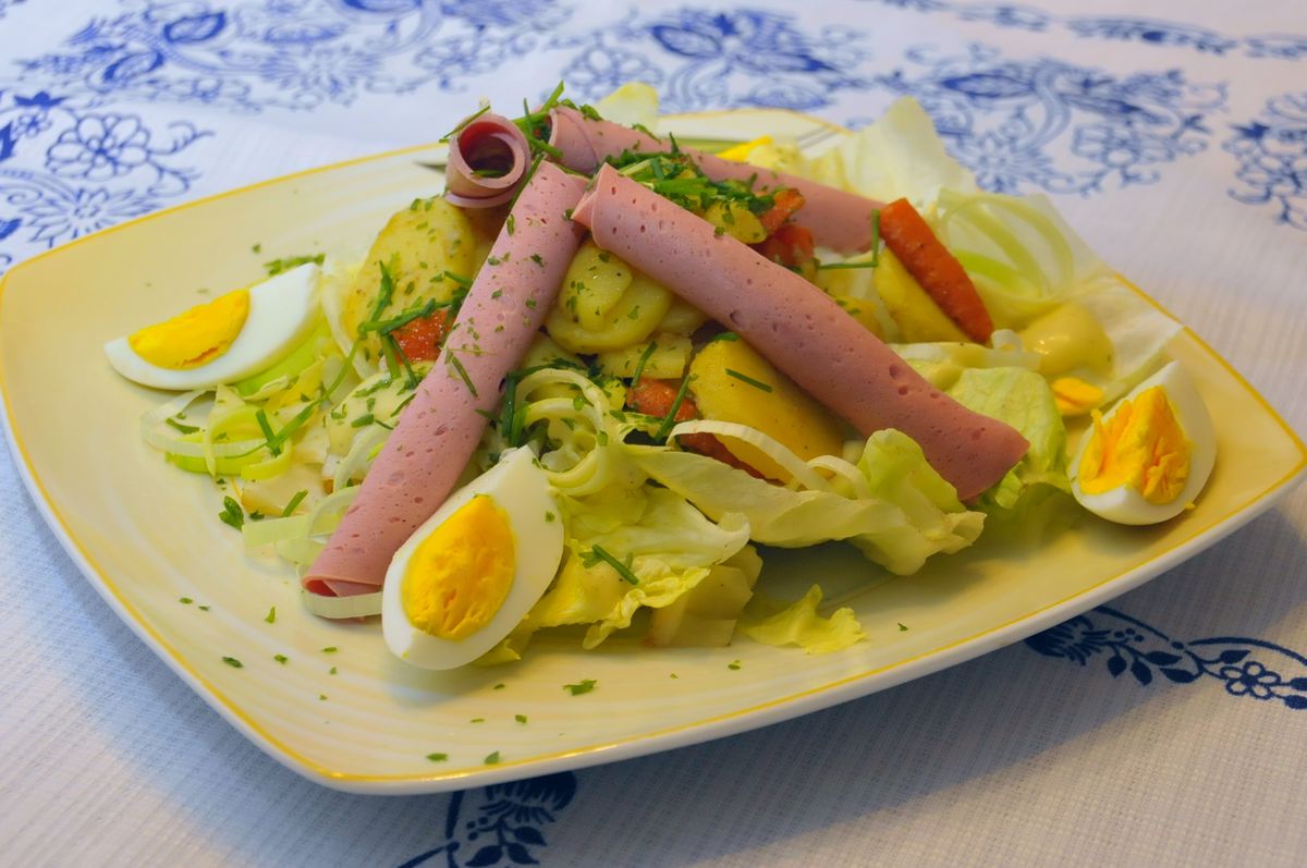 Kartoffelsalat mit Gemüse und Wurst – Koch-Wiki