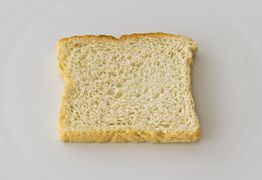 unaufgetaute Toastscheibe aus dem Tiefkühlschrank