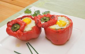 Gefüllte Paprika mit Spinat und Ei