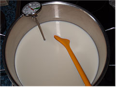 Die Milch vorsichtig auf höchstens 96 °C erwärmen.