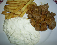 Tzatziki mit Gyros und Pommes Frites