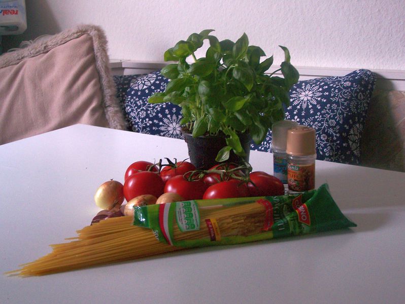 Datei:Spaghetti mit Tonatensauce, die Zutaten.jpg