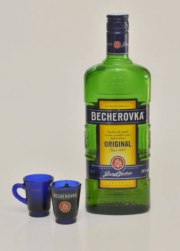 Бехеровка 5 букв сканворд. Becherovka original. Настойка бехеровка этикетка. Ликер бехеровка. Чешский бальзам бехеровка.