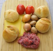 Zutaten für zwei Personen: 50 g Champignons, 80 g Zwiebeln, 180 g Tomaten, 70 g Käse, 200 g Hackfleisch, 3 Brötchen (eins zu viel auf dem Bild)