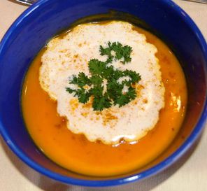 Kürbiscremesuppe mit einem Hauch von Curry