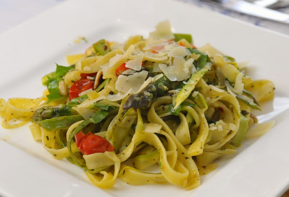 Pasta mit grünem Spargel-Tomaten-Gemüse – Koch-Wiki