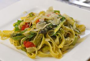 Pasta mit grünem Spargel-Tomaten-Gemüse