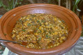 Geschmortes Rindfleisch mit (zerkochten) Erbsen aus der Tajine