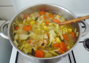 Omas Weißkohlsuppe