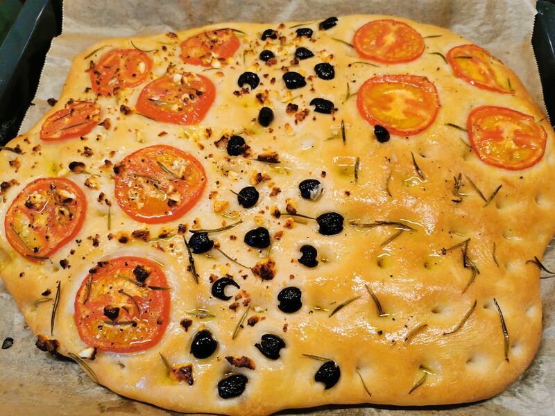 Datei:Focaccia mit Tomaten und Oliven.jpg