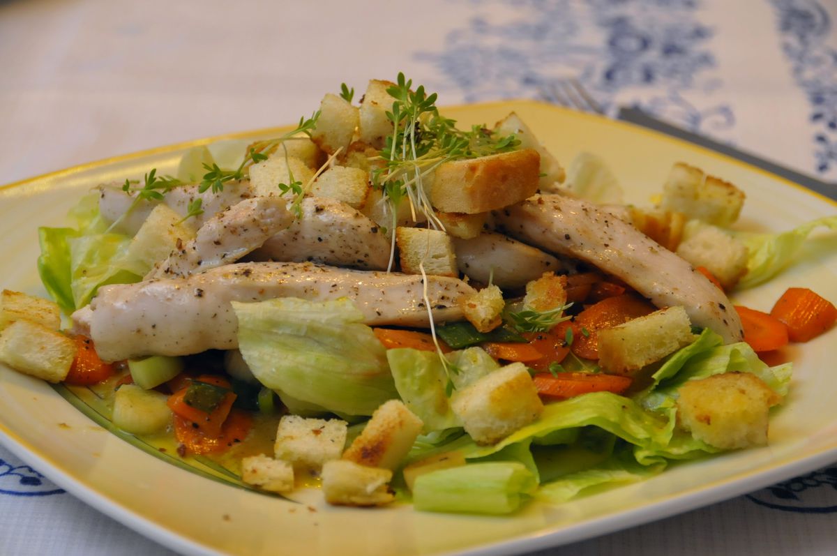 Salat mit Putenstreifen und gerösteten Brotwürfeln – Koch-Wiki