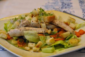 Salat mit Putenstreifen und gerösteten Brotwürfeln
