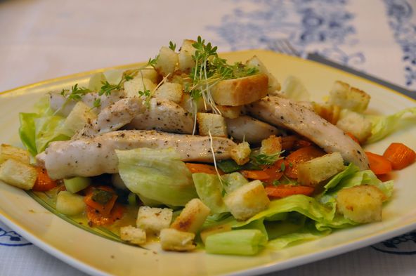 Salat mit Putenstreifen und gerösteten Brotwürfeln – Koch-Wiki