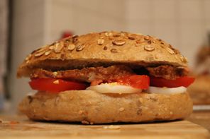 Frikadellen-Brötchen mit Tomate und Ei