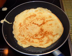 die andere Seite des Pfannkuchens backen