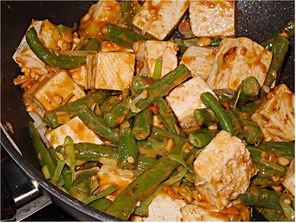 Tofu mit Stangenbohnen und Erdnusssauce