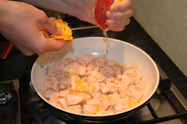 Den Orangensaft und die abgeriebene Schale dazugeben