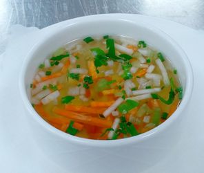 Rinderconsommé mit Julienne