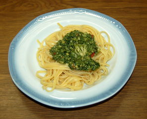 Pasta mit scharfem Petersilien-Pesto und Walnüssen