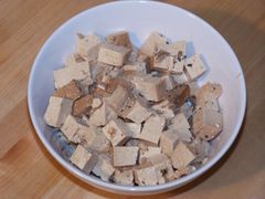 Den geräucherten Tofu in Würfel schneiden…