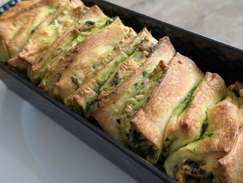Datei:Zupfbrot mit Pesto.jpg