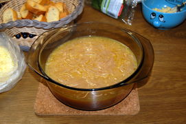 Die fertige Zwiebelsuppe mit