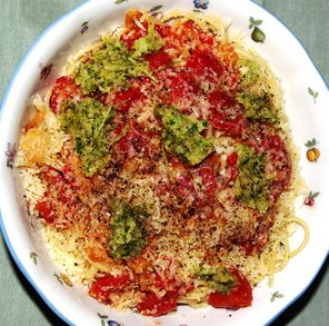 Spaghetti mit Petersilienpesto und Tomaten
